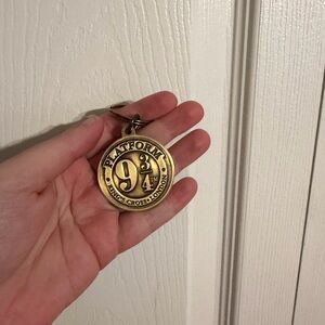 Platform 9 3/4 Keychain - Gold